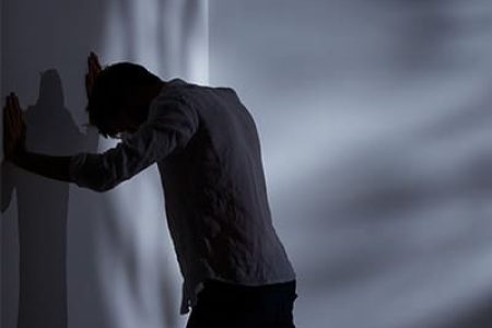 לחץ נפשי בצבא- איש עומד מיואש מול קיר
